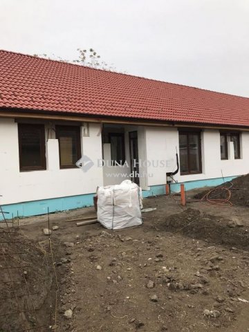 Eladó téglalakás, Cegléden 50 M Ft, 3 szobás