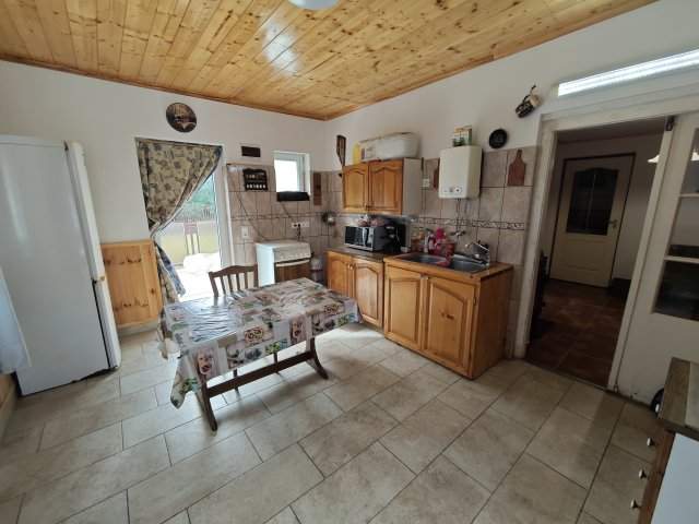 Eladó családi ház, Balatonfűzfőn 74.99 M Ft, 1+2 szobás