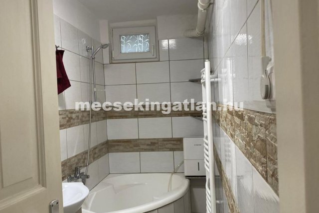 Kiadó téglalakás, albérlet, Pécsett 160 E Ft / hó, 3 szobás