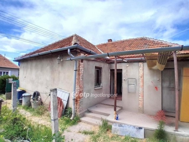Eladó családi ház, Lőrinciben 22.99 M Ft, 2 szobás