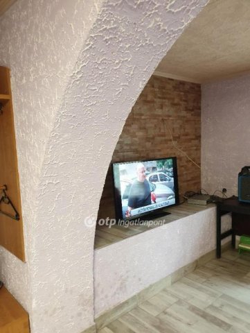 Eladó családi ház, Velencén 80 M Ft, 10+1 szobás