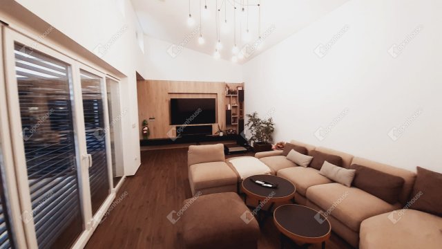 Eladó családi ház, Ajkán 299 M Ft, 5 szobás