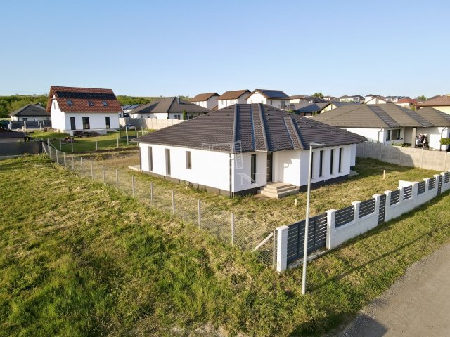 Eladó ikerház, Nagytarcsán 105 M Ft, 4 szobás