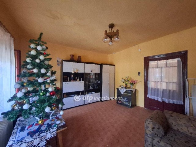 Eladó családi ház, Vécsen 8.5 M Ft, 2 szobás