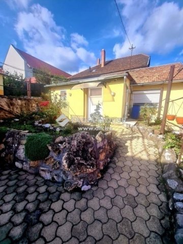 Eladó családi ház, Pécsett 63 M Ft, 4 szobás