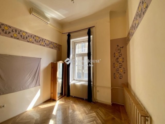Eladó téglalakás, Budapesten, VI. kerületben 210 M Ft, 1 szobás