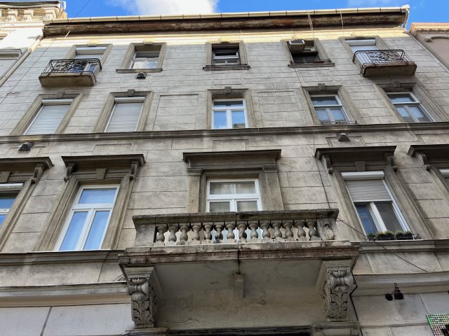 Eladó téglalakás, Budapesten, VI. kerületben 44.8 M Ft, 2 szobás
