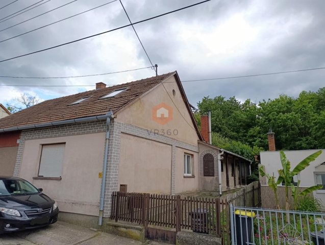 Eladó családi ház, Komlón 15.9 M Ft, 5 szobás