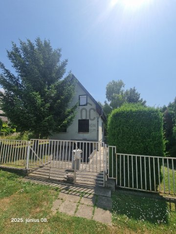 Eladó nyaraló, Balatonkenesén 68 M Ft, 6 szobás