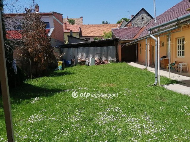 Eladó családi ház, Egerben 120 M Ft, 8 szobás