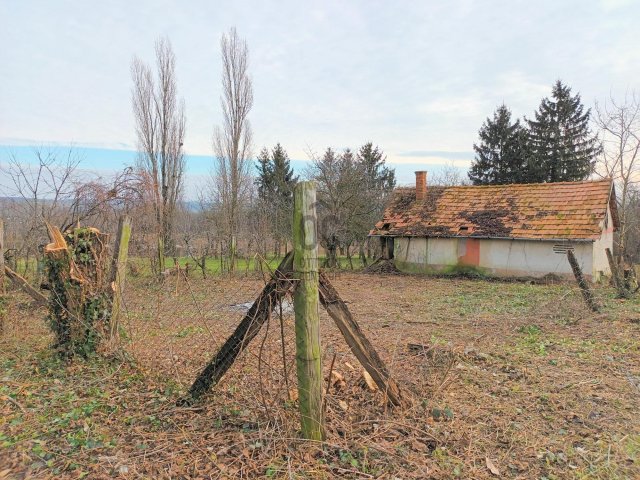 Eladó családi ház, Lakhegyen 2.4 M Ft, 2 szobás