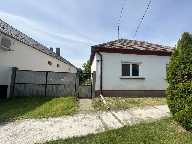 Eladó családi ház, Bősárkányon 29.9 M Ft