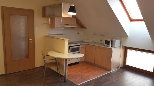Kiadó téglalakás, albérlet, Pécsett 180 E Ft / hó, 1 szobás