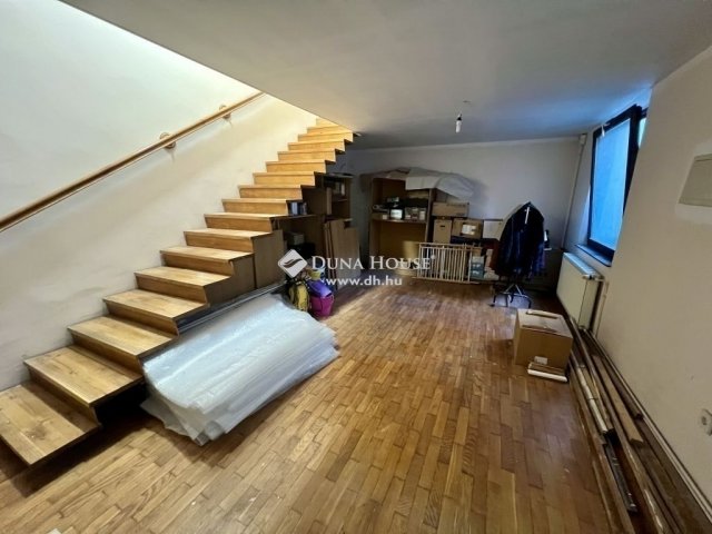 Eladó családi ház, Pécsett 177 M Ft, 6 szobás