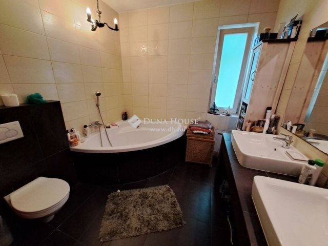 Eladó családi ház, Szentendrén 225 M Ft, 6 szobás
