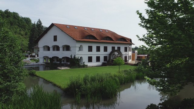 Eladó hotel, Szinpetrin 1371.57 M Ft / költözzbe.hu