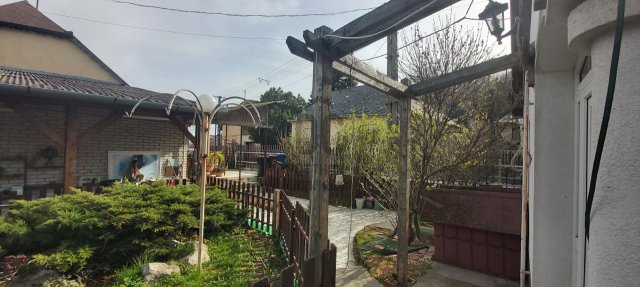 Eladó családi ház, Pécsett 60 M Ft, 7 szobás