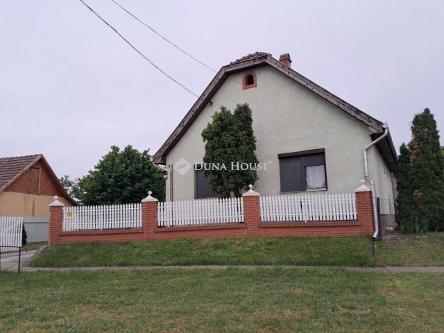 Eladó családi ház, Tiszaföldváron 50 M Ft, 2 szobás