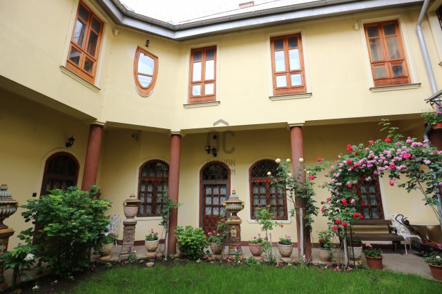 Eladó családi ház, Esztergomban 525 M Ft, 15 szobás