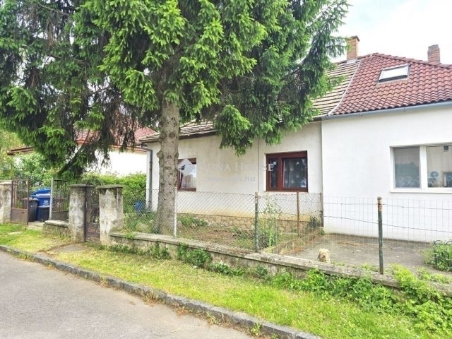 Eladó ikerház, Pécsett 39.9 M Ft, 3 szobás