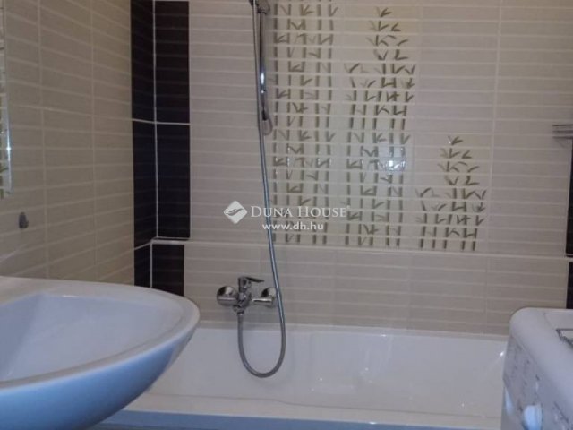 Kiadó panellakás, albérlet, Pécsett 180 E Ft / hó, 2 szobás
