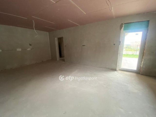 Eladó családi ház, Jászberényben 53.99 M Ft, 1+2 szobás