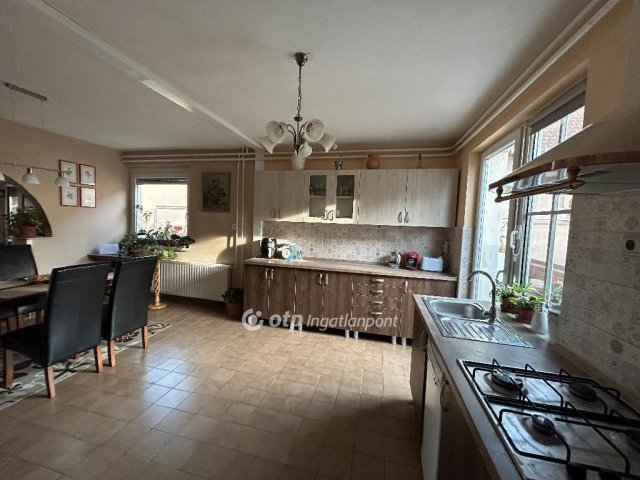 Eladó családi ház, Szegeden 129 M Ft, 4+1 szobás