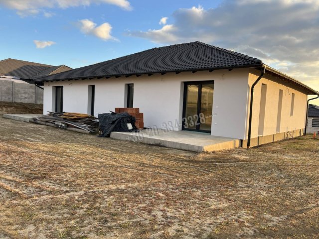 Eladó ikerház, Nagytarcsán 105 M Ft, 4 szobás