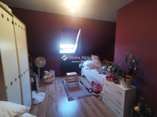 Eladó családi ház, Dunaszentmiklóson 60 M Ft, 6 szobás