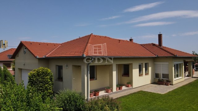 Eladó családi ház, Sárszentmihályon 86.9 M Ft, 4 szobás