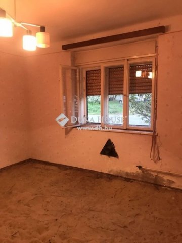 Eladó családi ház, Törtelen 13.9 M Ft, 2 szobás