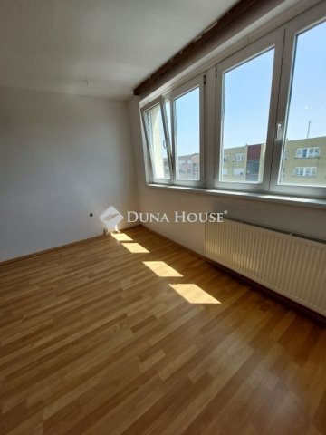 Eladó panellakás, Baján 24.99 M Ft, 2 szobás