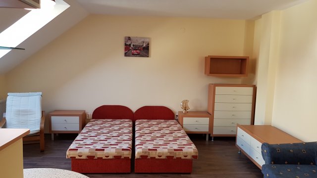 Kiadó téglalakás, albérlet, Pécsett, Jókai téren, 1 szobás
