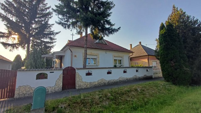 Eladó családi ház, Tápiószecsőn 74.9 M Ft, 5 szobás