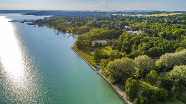 Eladó üzlethelyiség Balatonakarattya, Napfény parkoló, földszint