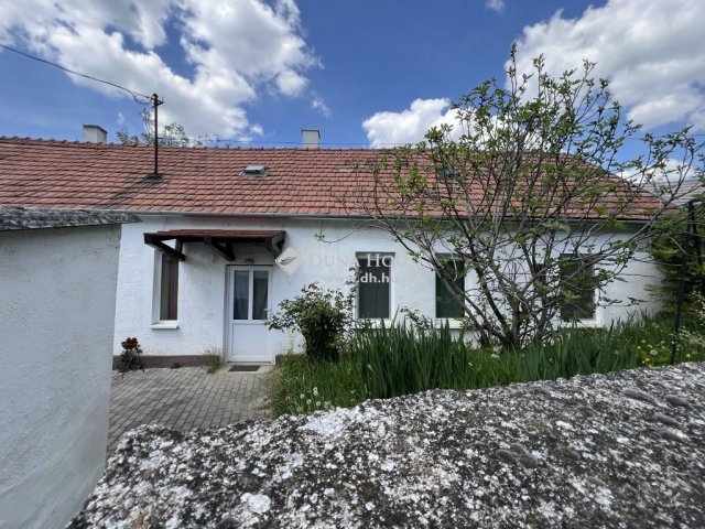 Eladó családi ház, Veszprémben 39.9 M Ft, 2 szobás