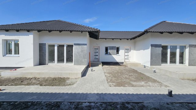 Eladó ikerház, Jászberényben 82 M Ft, 4 szobás