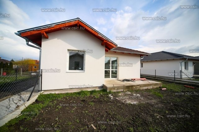 Eladó ikerház, Kiskunlacházán 72 M Ft, 4 szobás