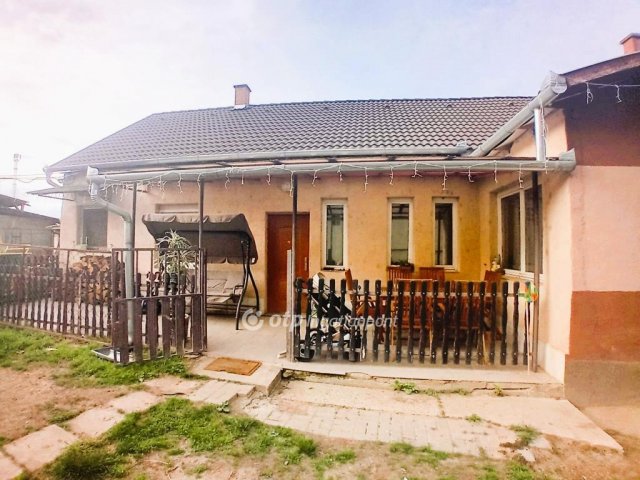 Eladó családi ház, Valkón 49.5 M Ft, 3 szobás