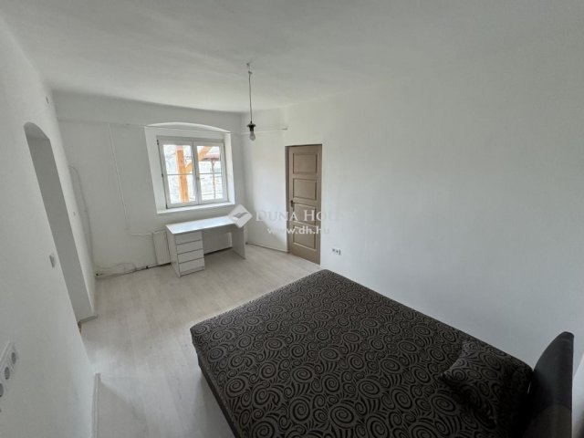 Eladó családi ház, Pécsett 74.99 M Ft, 4 szobás