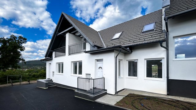 Eladó családi ház, Hosszúhetényen 77.9 M Ft, 4 szobás