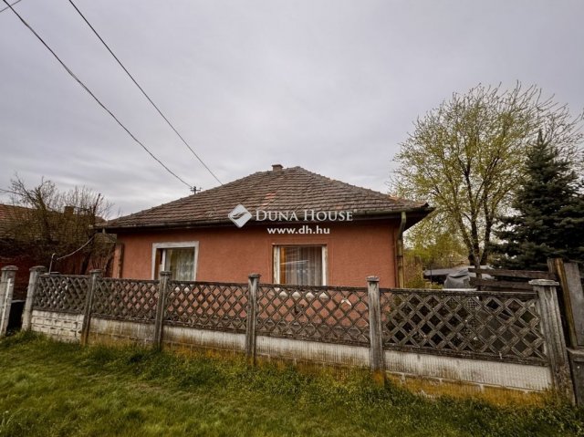 Eladó családi ház, Dányon 21 M Ft, 2 szobás