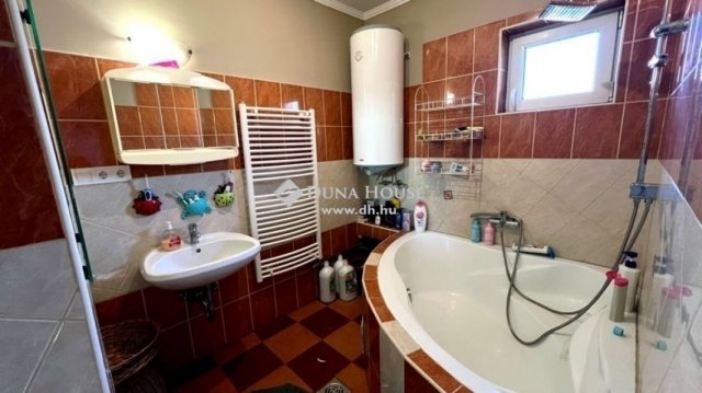 Eladó családi ház, Monorierdőn 89.9 M Ft, 9 szobás