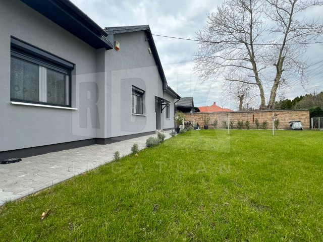 Eladó családi ház, Balatonbogláron 420 M Ft, 9 szobás