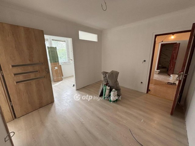 Eladó panellakás, Miskolcon 33.5 M Ft, 1+3 szobás
