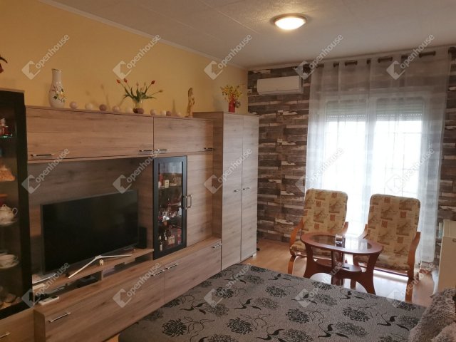Eladó téglalakás, Komáromban 37.8 M Ft, 2 szobás