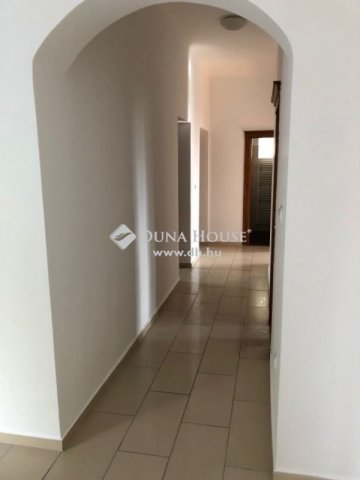 Eladó családi ház, Pécelen 225 M Ft, 8 szobás