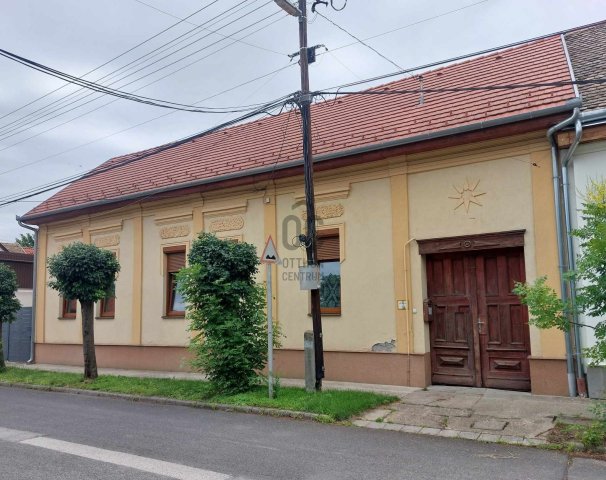 Eladó családi ház, Szekszárdon, Kossuth Lajos utcában 82 M Ft