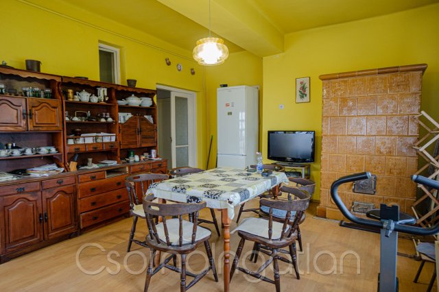 Eladó családi ház, Csornán 42 M Ft, 4 szobás