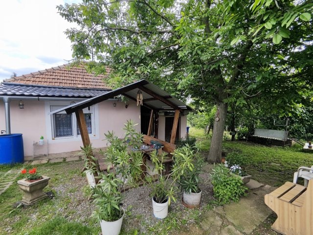 Eladó családi ház, Pécsett 24.9 M Ft, 2 szobás